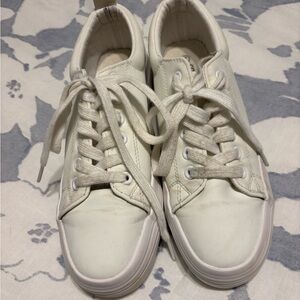 White sneakers size 7